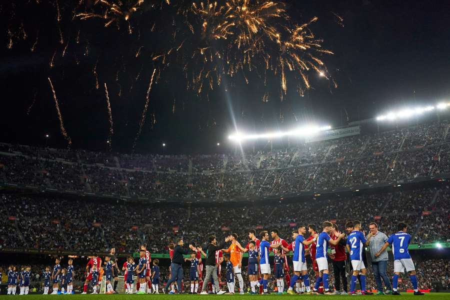 Fogos de artifício no Campo Nou antes do pontapé de saída da final