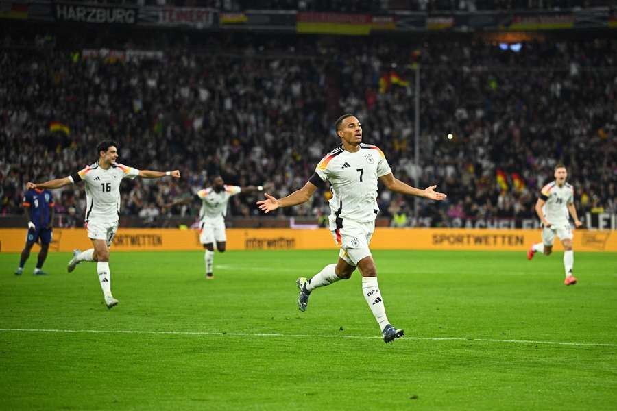 DFB-Profi Maximilian Mittelstädt (r.) im Duell mit Hollands Denzel Dumfries.