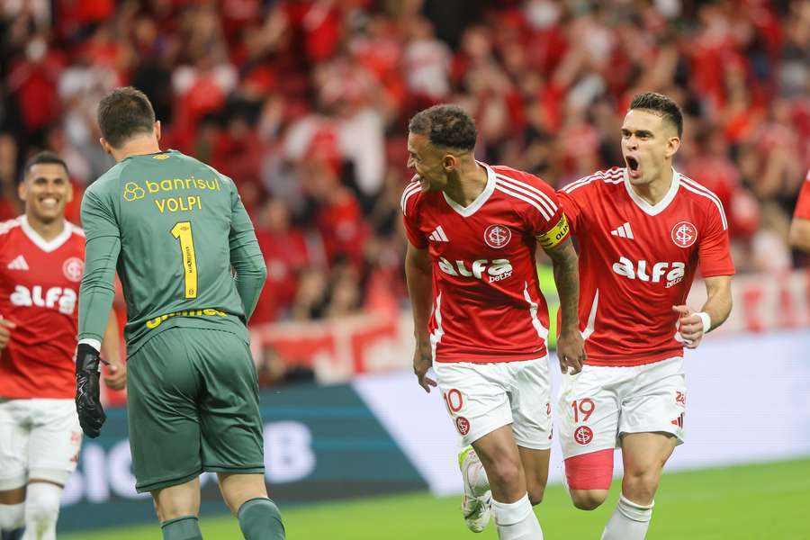 Alan Patrick converteu dois pênaltis e perdeu um no Gre-Nal Alan Patrick converteu dois pênaltis e perdeu um no Gre-Nal