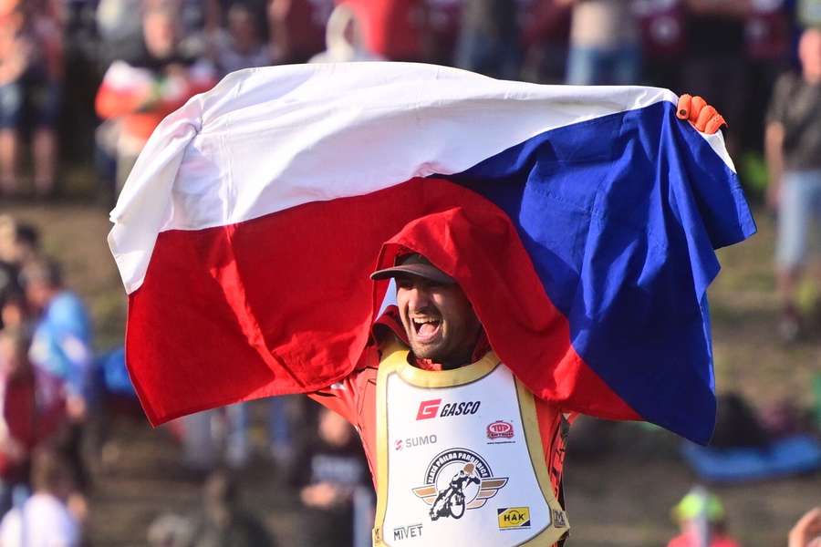 Jan Kvěch vyhrál pardubickou Zlatou přilbu. Jan Kvěch vyhrál pardubickou Zlatou přilbu.