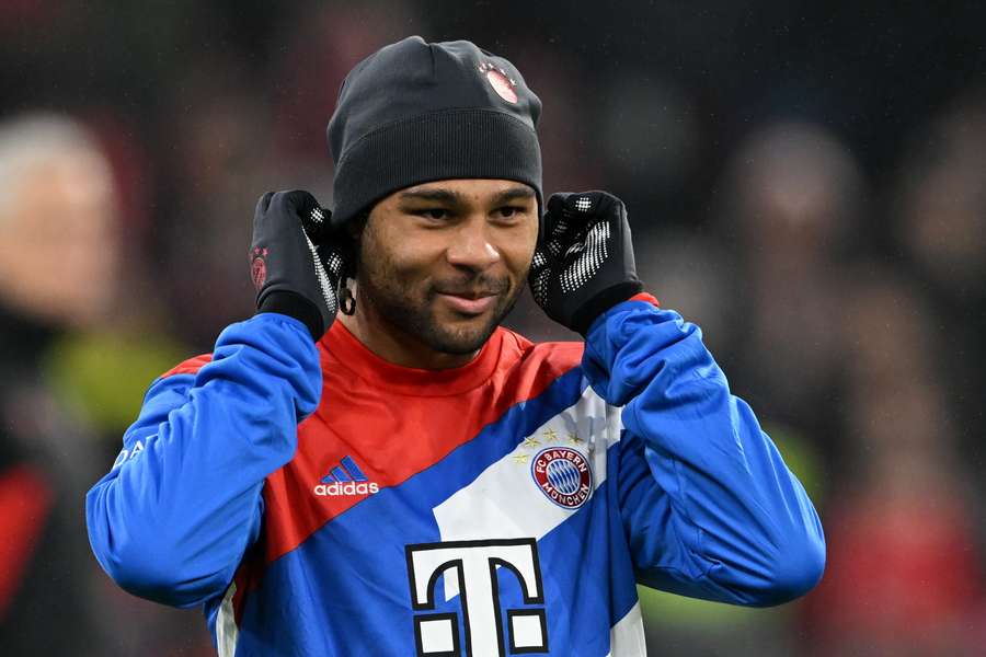 Gut gekleidet, aber nach seinem Paris-Ausflug nur für die Ersatzbank vorgesehen: Serge Gnabry