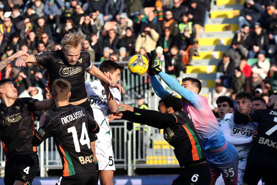 Venezia prowadziła po kuriozalnym golu, ale to Empoli było bliższe wygranej. Tylko remis w Wenecji