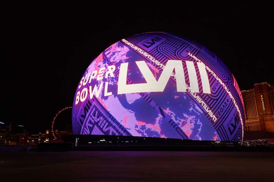 Das Las Vegas Sphere zeigt das nächste Event an - nach der Formeel 1 findet nun auch der Super Bowl in Sin City statt.