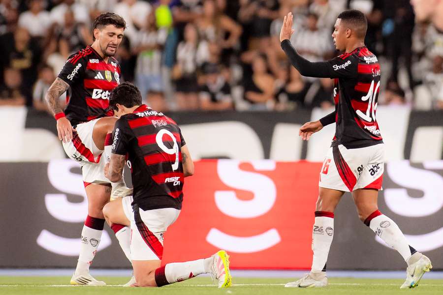 Arrascaeta assistiu Pedro no primeiro gol do Flamengo Arrascaeta assistiu Pedro no primeiro gol do Flamengo