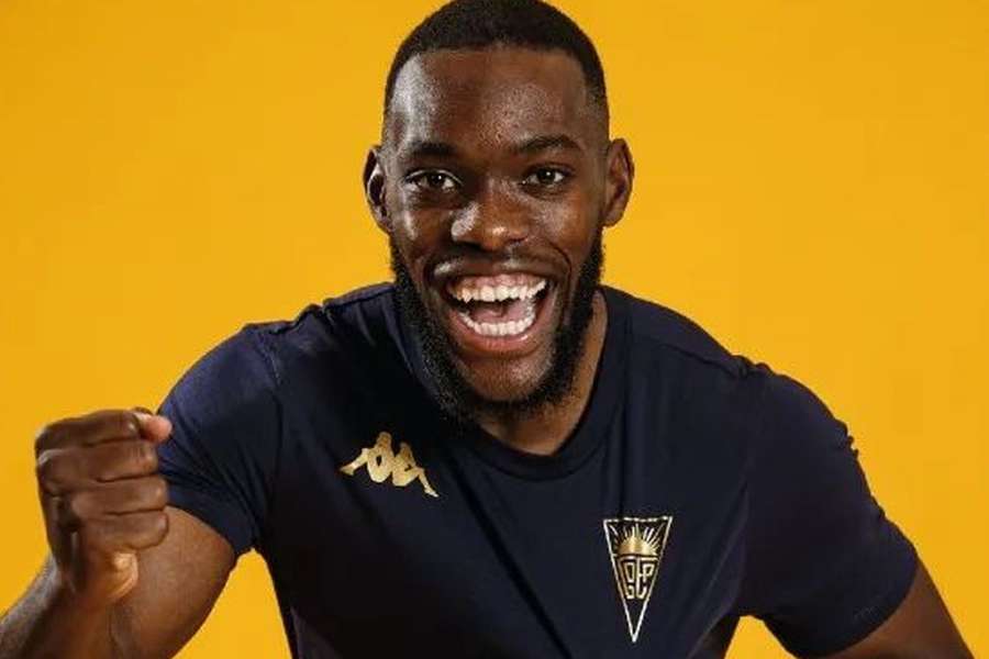 Harouna Sy já com as cores do Estoril