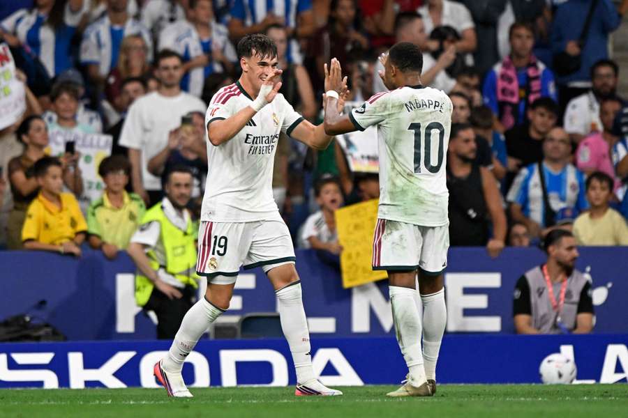 Espí celebra con Mbappé el gol de la victoria Espí celebra con Mbappé el gol de la victoria