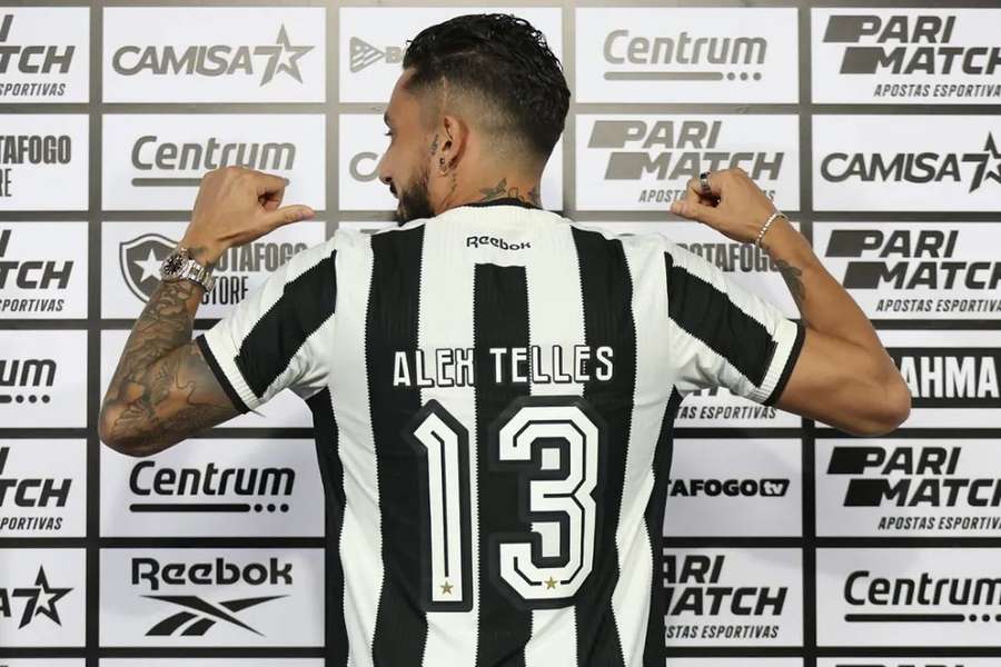 Alex Telles escolheu o número 13 no Botafogo