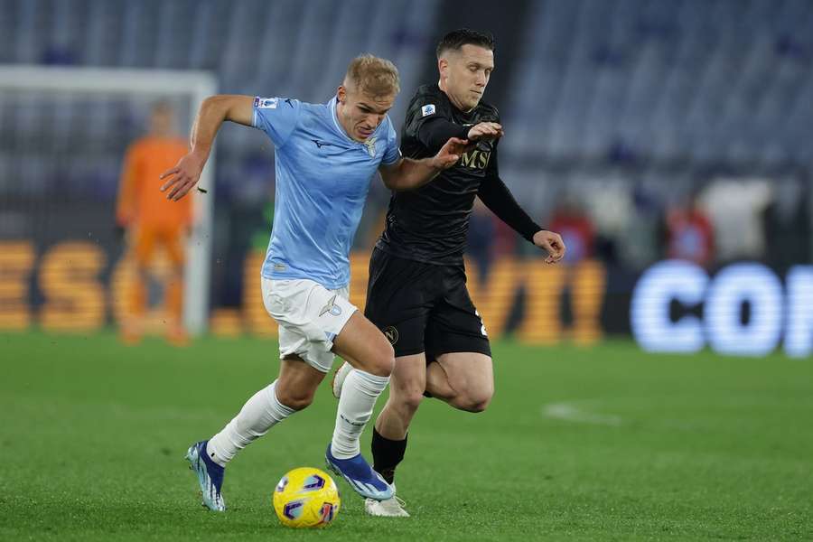 Spelers van Lazio en Napoli in duel om de bal