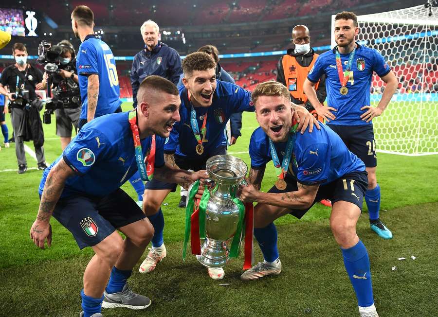 Marco Verratti (izquierda), Giovanni Di Lorenzo y Ciro Immobile, con el trofeo tras ganar la final de la UEFA EURO 2020 entre Italia e Inglaterra Marco Verratti (izquierda), Giovanni Di Lorenzo y Ciro Immobile, con el trofeo tras ganar la final de la UEFA EURO 2020 entre Italia e Inglaterra