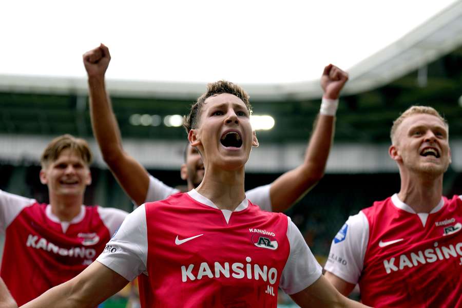 Ruben van Bommel viert de 3-0 tegen Go Ahead Eagles