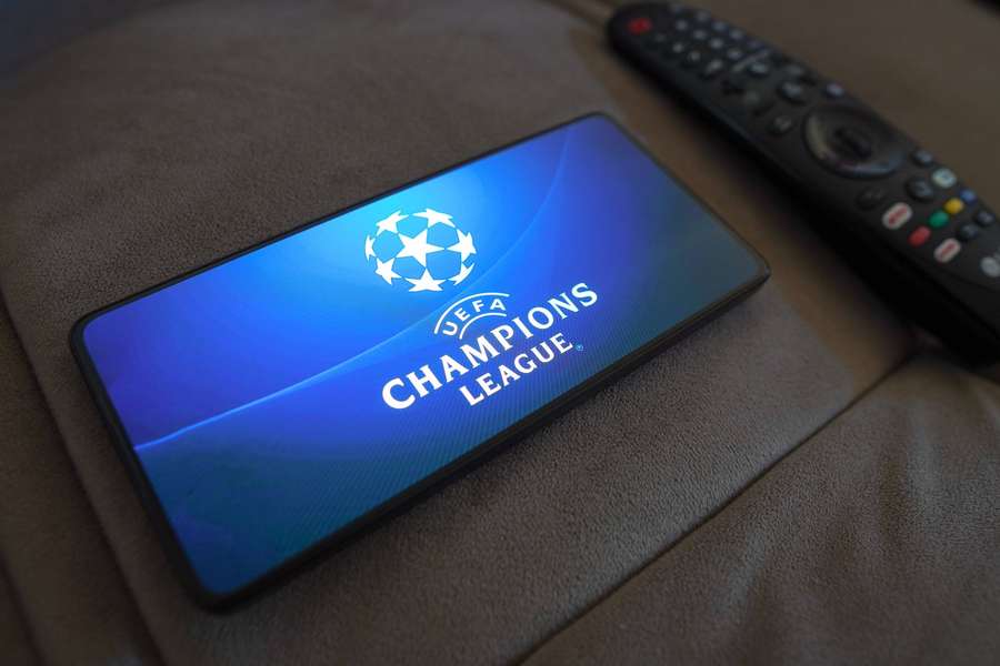Cine transmite la TV optimile UEFA Champions League