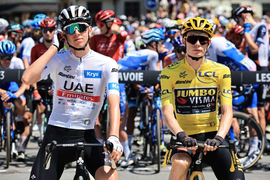 Tadej Pogacar en Jonas Vingegaard voor de start van de vijftiende etappe van de Tour