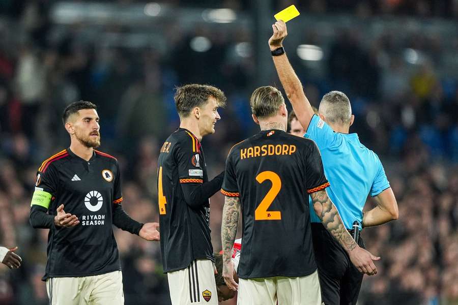 Arbitrul Radu Petrescu acordă un cartonaș galben în Feyenoord - AS Roma  