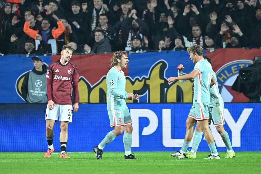 Antoine Griezmann (vlevo) slaví se spoluhráči jeden ze šesti zásahů na Letné.