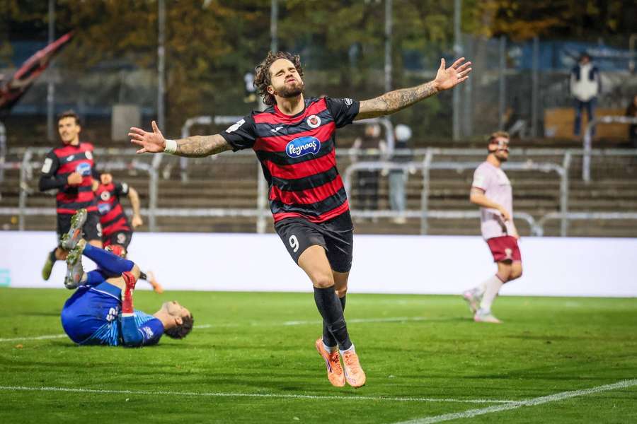 Doppelpack Lobinger: Viktoria bleibt oben dran Doppelpack Lobinger: Viktoria bleibt oben dran