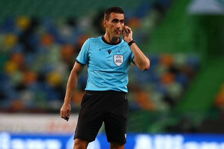 Dabanic vai ser assistido pelos seus compatriotas Vladan Todorovic e Srdan Jovanovic, enquanto Milos Boskovic será o quarto árbitro