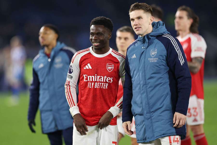 Viktor Gyokeres com Bukayo Saka