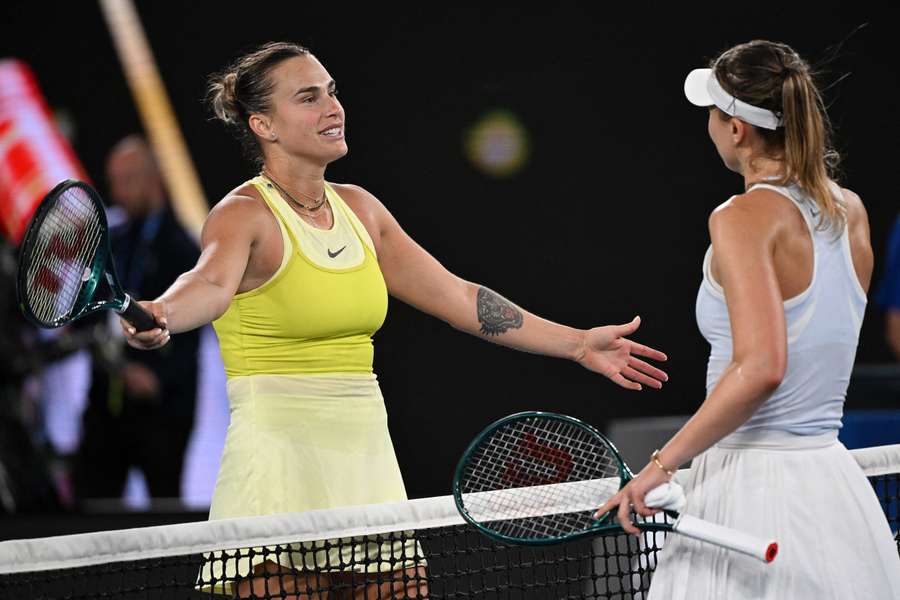 Sabalenka se dispone a abrazar a Badosa después de un partido.