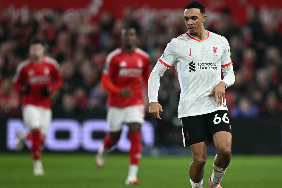 Alexander-Arnold, durante el partido ante el Nottingham Forest, vistiendo de blanco
