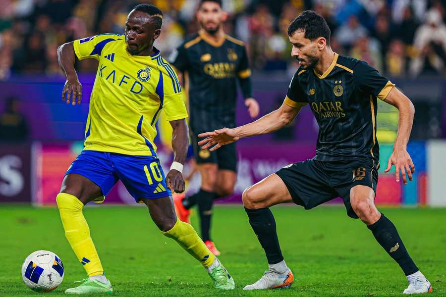 Mané tenta controlar a bola