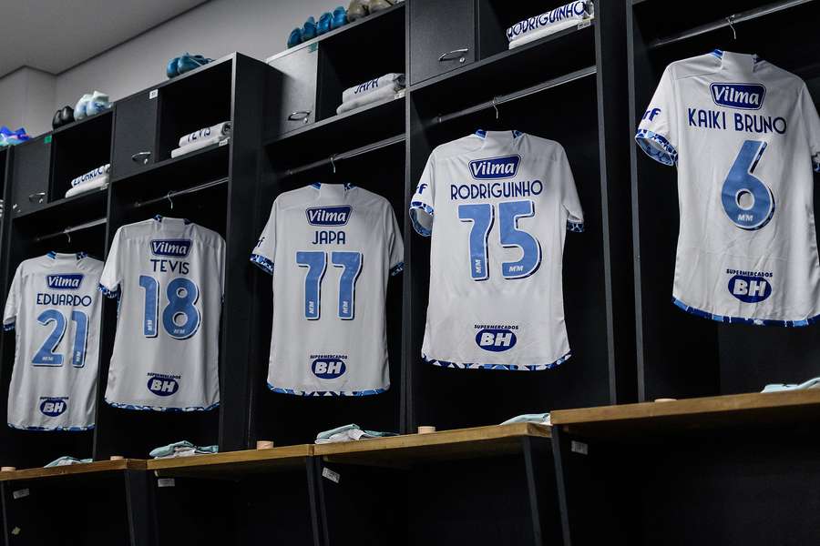 Modelo da camisa branca do Cruzeiro lançada na temporada passada