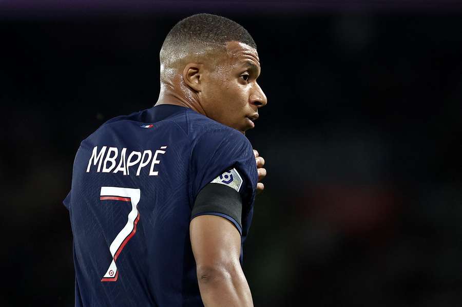 Kylian Mbappé is als één van de weinigen in Parijs gebleven deze zomer