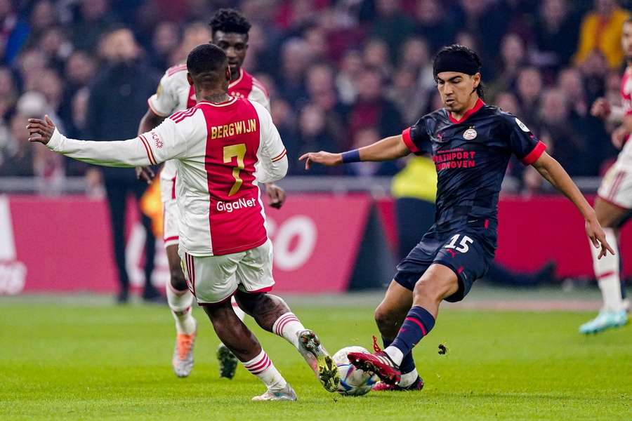 Érick Gutiérrez in actie tegen Ajax