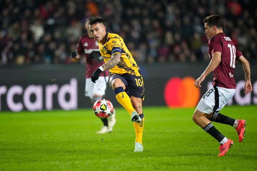 Jediný střelec zápasu Lautaro Martínez (vlevo).