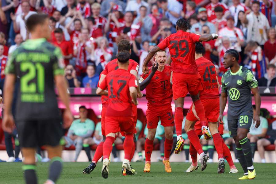 Bayern celebrate Zvonarek's first league goal 