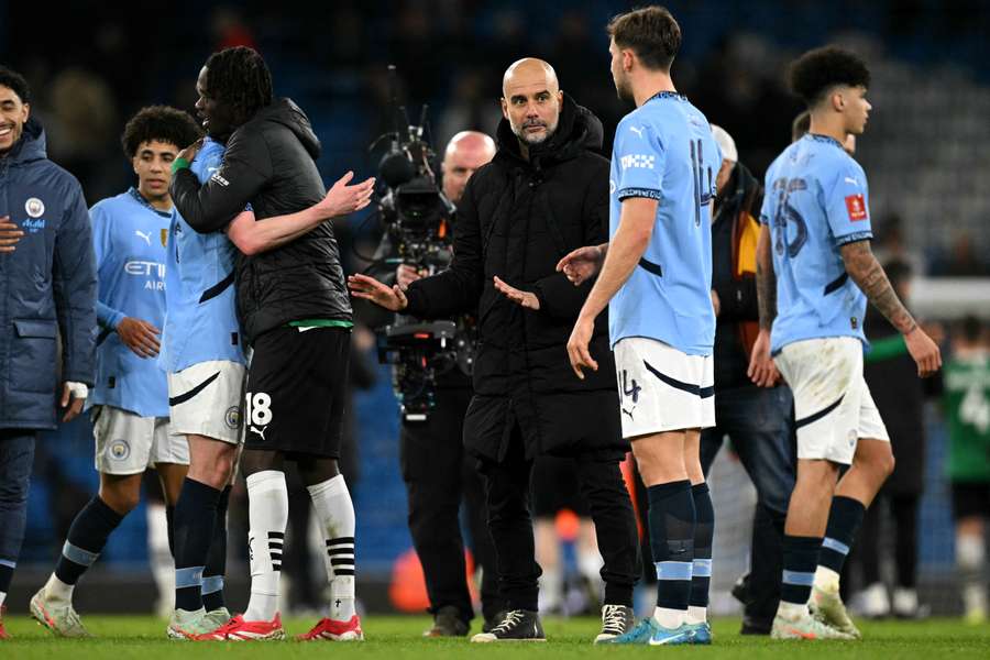Guardiola saluda a sus jugadores