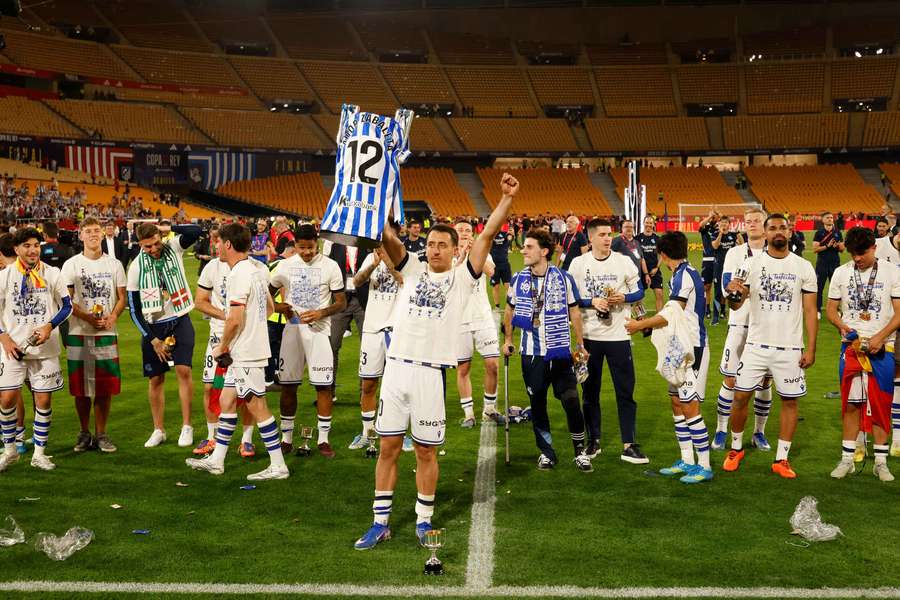 Mikel Oyarzabal homenajea a Aitor Zabaleta, asesinado por un ultra del Atleti 11 años después de una final de Copa que pudo disfrutar