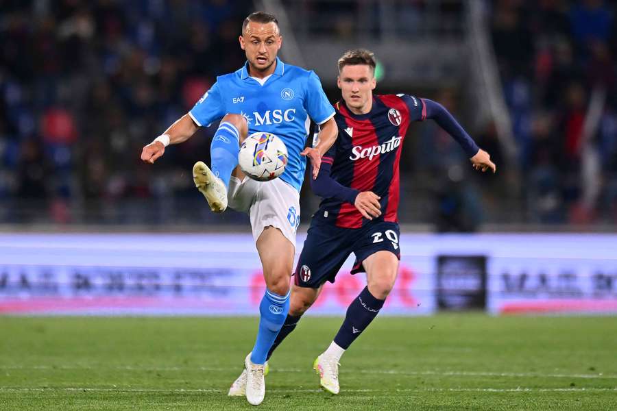 Stanislav Lobotka v dueli proti Bologni.