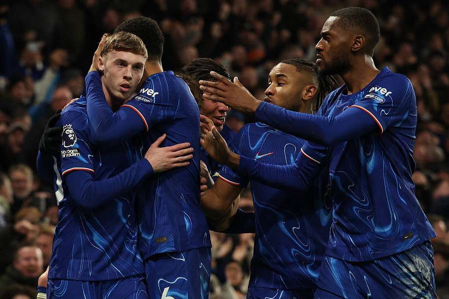 Palmer, felicitado por sus compañeros tras marcar el gol de la victoria