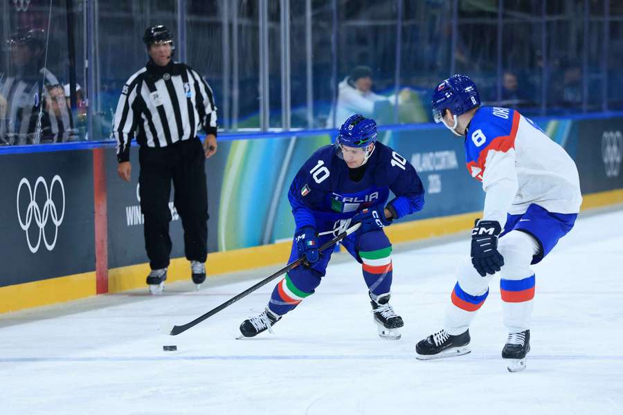 Okuliar v dueli s Talianskom.