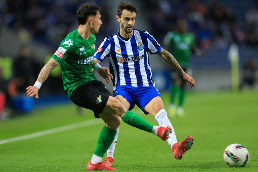 Joel Jorquera perante Fábio Vieira no FC Porto-Moreirense da época passada