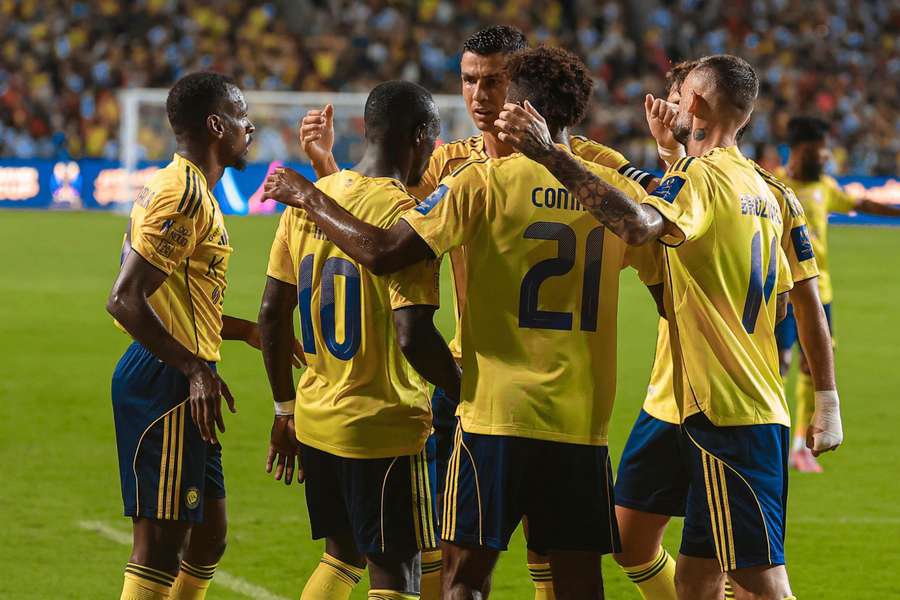 Cristiano Ronaldo e demais companheiros de Al-Nassr celebram primeiro gol marcado por Mané
