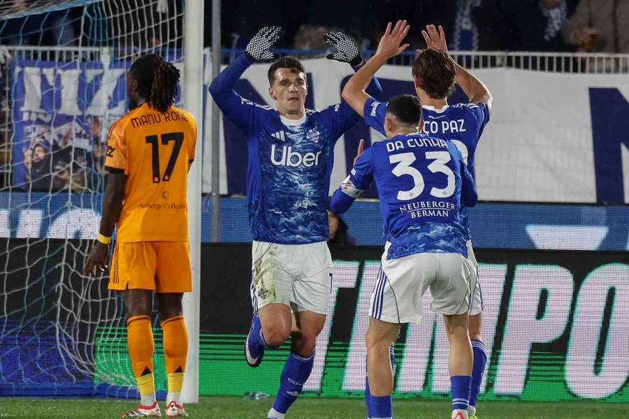 Como se impune în duelul cu AS Roma Como se impune în duelul cu AS Roma