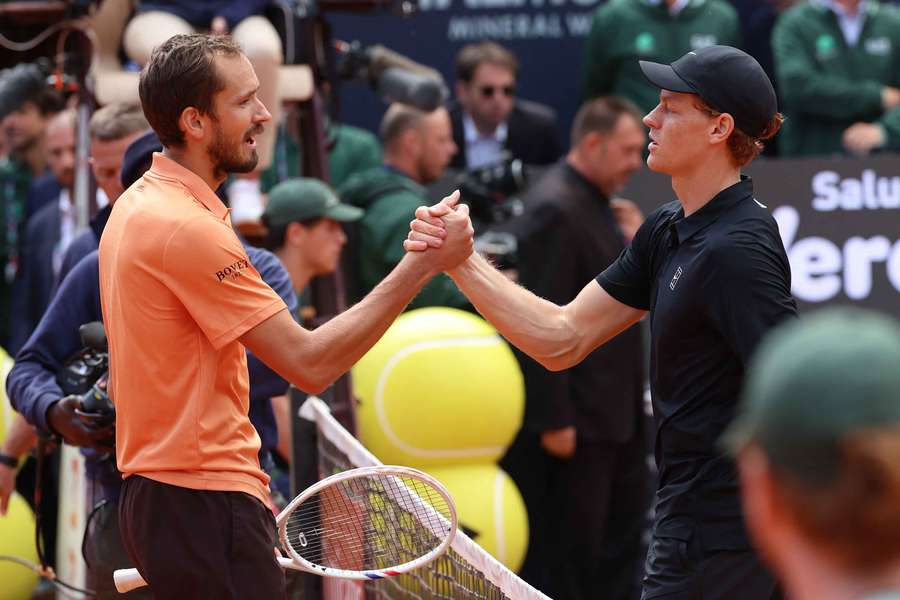 Sinner y Medvedev se saludan al término del partido