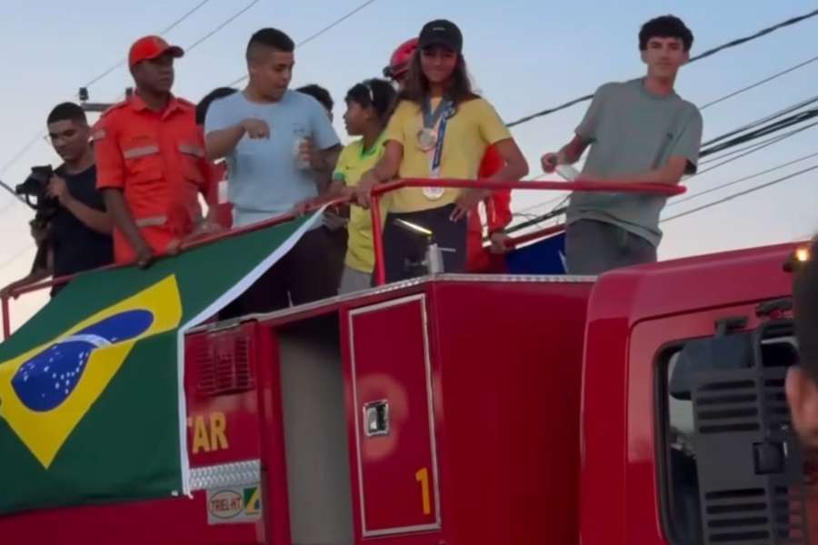 Rayssa Leal desfilou em carro do Corpo de Bombeiros e recebeu o carinho da cidade de Imperatriz