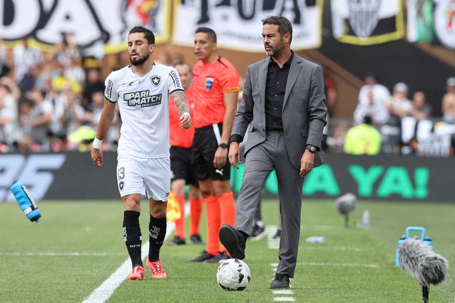 Alex Telles marcou de grande penalidade e Artur Jorge fez história no Botafogo
