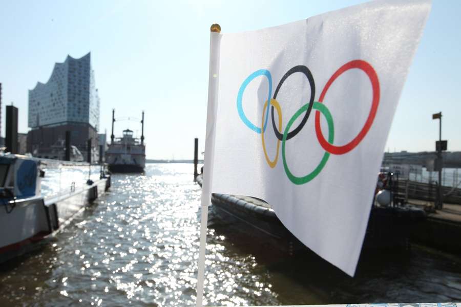 Eine Olympia-Fahne am Hamburger Hafen.