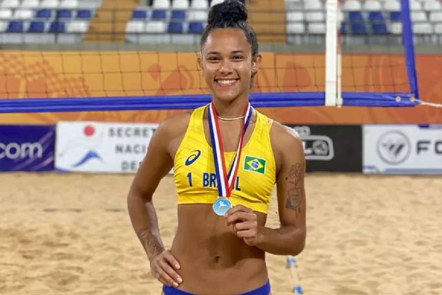 Thainara Oliveira comemora título no Sul-Americano Sub-21 de vôlei de praia