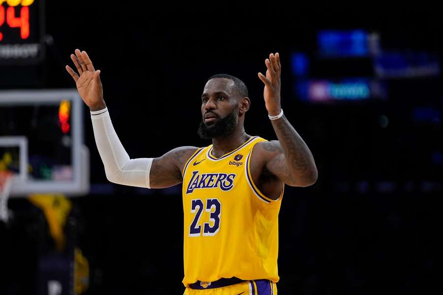 LeBron James vil blive i Lakers - men holder dør på klem
