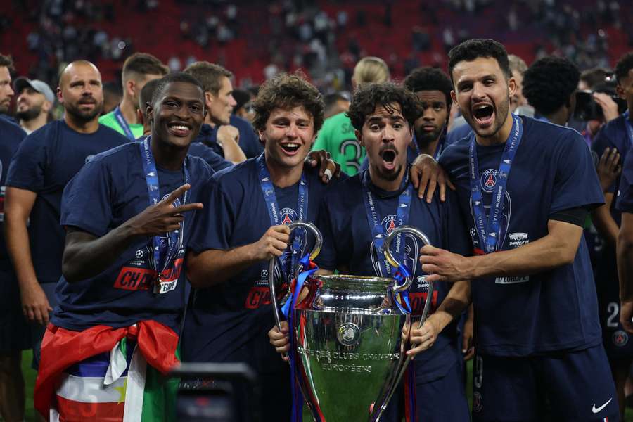 Les Parisiens après le sacre. Les Parisiens après le sacre.