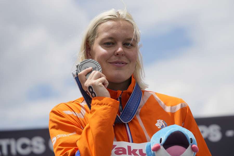 Sharon van Rouwendaal presenteert trots haar medaille