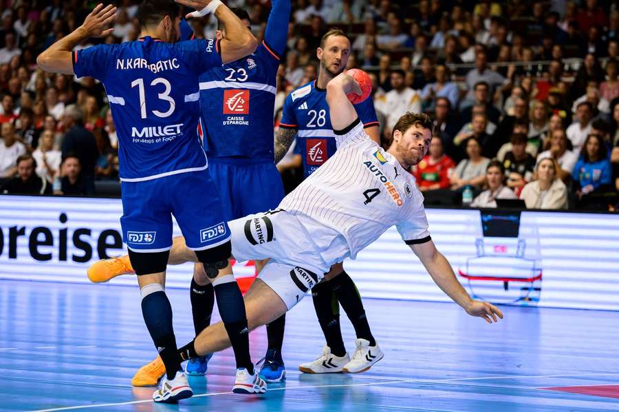 Nikola Karabatic (l.) konnte Johannes Golla (M.) nicht am Abschluss hindern.