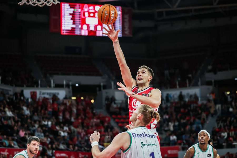 Sulejmanovic entrando a canasta
