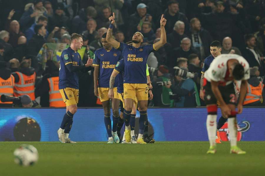 Com gol de Joelinton, Newcastle vence Southampton e se aproxima da final da Copa da Liga