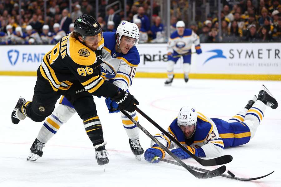 Pastrňák připravil v NHL dva góly.