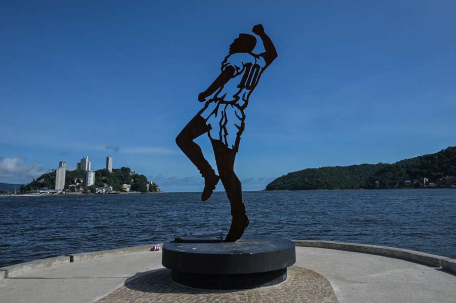 En statue af den brasilianske fodboldlegende Pelé